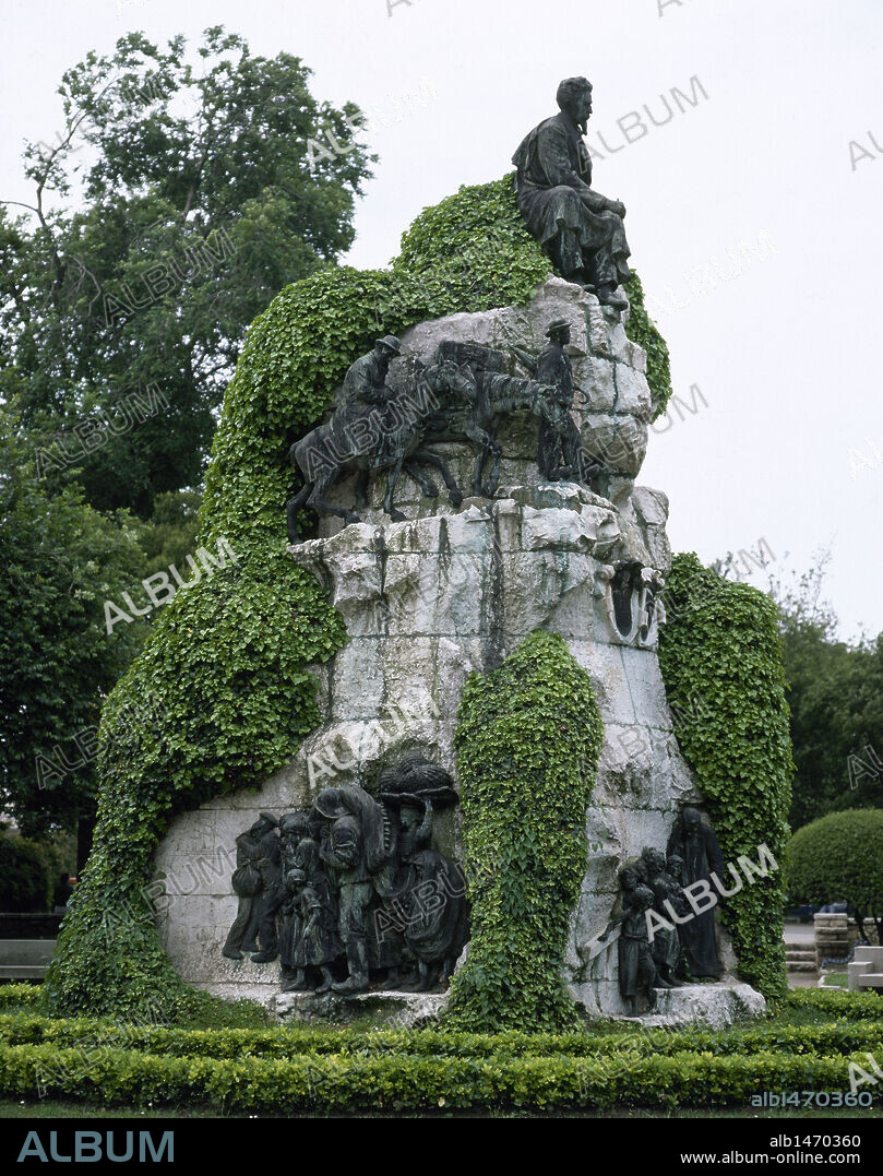 PEREDA, José Maria de (1833-1906). Novelista español. Monumento en su memoria, situado en el centro de los JARDINES DE PEREDA, formado por una gran roca sobre la que se alza su figura sedente. SANTANDER. Cantabria. España.