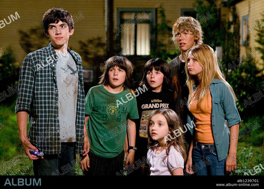 ASHLEY BOETTCHER, ASHLEY TISDALE, AUSTIN BUTLER, CARTER JENKINS, HENRY YOUNG y REGAN YOUNG en PEQUEÑOS INVASORES, 2009 (ALIENS IN THE ATTIC), dirigida por JOHN SCHULTZ. Copyright 20TH CENTURY FOX / GRIFFIN, KIRSTY.