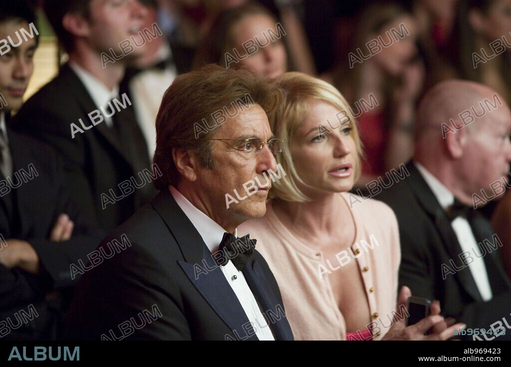 AL PACINO and ELLEN BARKIN in OCEAN'S THIRTEEN, 2007, directed by STEVEN SODERBERGH. Copyright WARNER BROS.