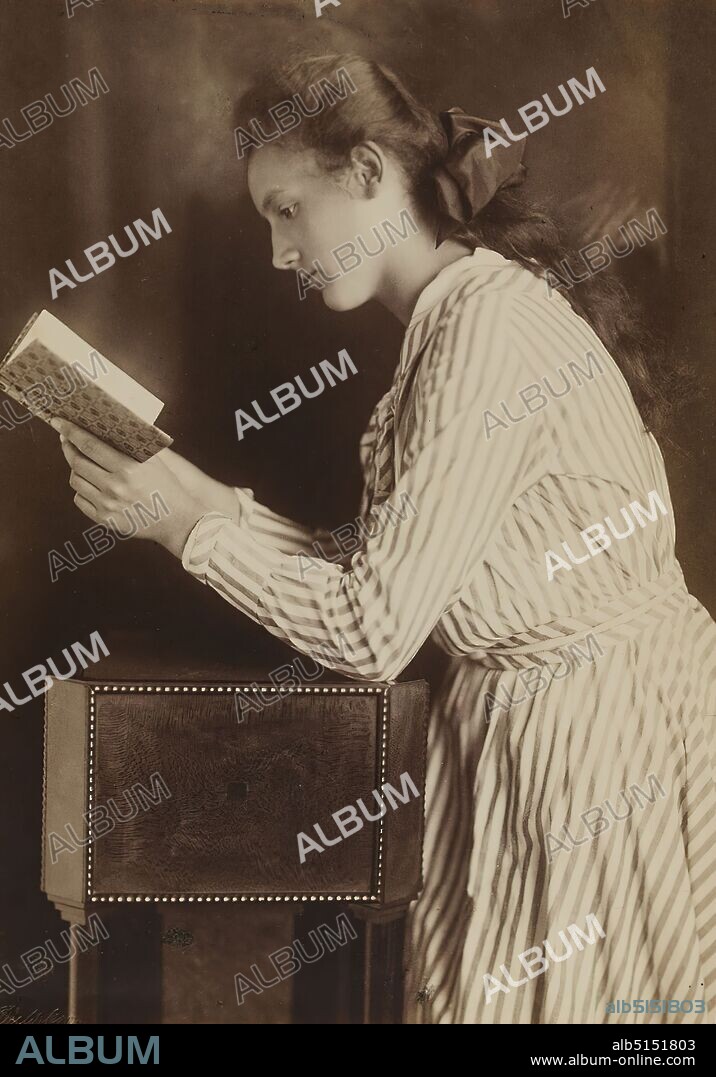 Minya Diez-Dührkoop, Gerda Terfloth, the granddaughter of Ernst Juhl, silver gelatin paper, black and white positive process, image size: height: 21.80 cm; width: 15.30 cm, dry stamp: recto u. l.: Dührkoop, inscribed: verso o. on the cardboard: in blue ink: Gerda Terfloth (about 14 years old) born 1903, granddaughter of E. Juhl (probably by, [in lead supplemented: M. D.] Dührkoop), portrait photography, young woman, girl, profile (side view), reading, book, Gerda Terfloth.