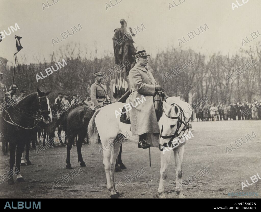 Francia. Primera guerra mundial (1914-1918). El mariscal Henri Philippe Pétain (1856-1951) asistiendo al desfile de las tropas francesas a su entrada en la villa de Metz.