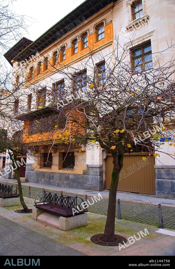Edificio Correos, estilo regionalista (montañes) construido en 1915 por los arquitectos Eugenio Fernández Quintanilla y Secundino Zuazo Ugalde, zona de la catedral, Santander.