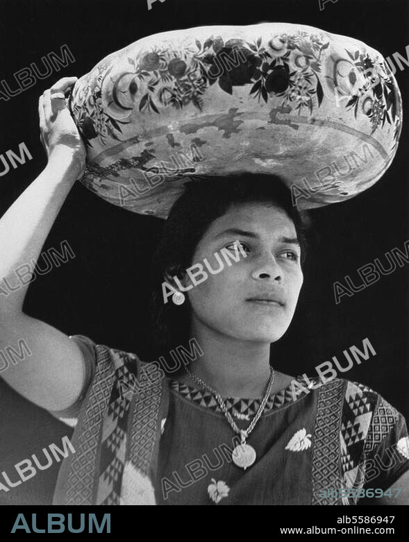 TINA MODOTTI. Modotti, Tina ital.-mex. Fotografin. 1896-1942. "Frau aus Tehuantepec", 1929. Foto.