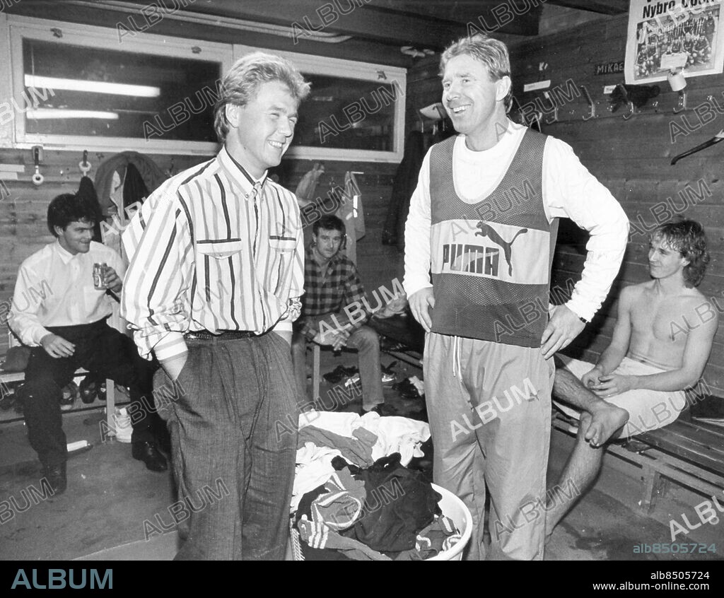 GÖTEBORG 1989-03-10.. Inne i Gais omklädningsrum ses spelaren Joakim Nåfors samtala med tränaren Bo Falk. *** Local Caption *** GP Foto: Sören Håkanlind / Kamerareportage / TT / Kod: 2524.