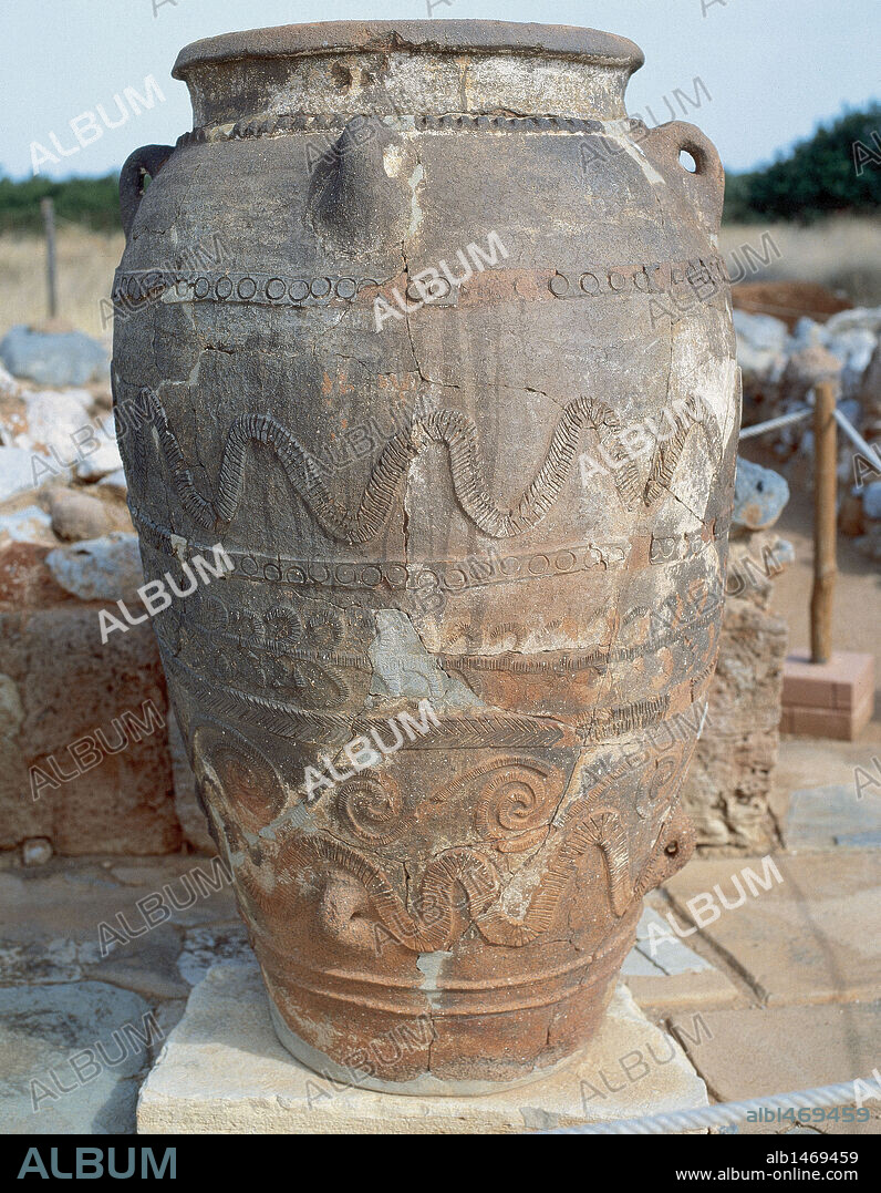 ARTE MINOICO. CRETA. PALACIO DE MALIA. Detalle de un "PITHOI" (PITOS) de almacenamiento, de gran tamaño, decorado con una fila de asas verticales y motivos geométricos. ALMACENES DEL PALACIO (Costa norte). Creta.