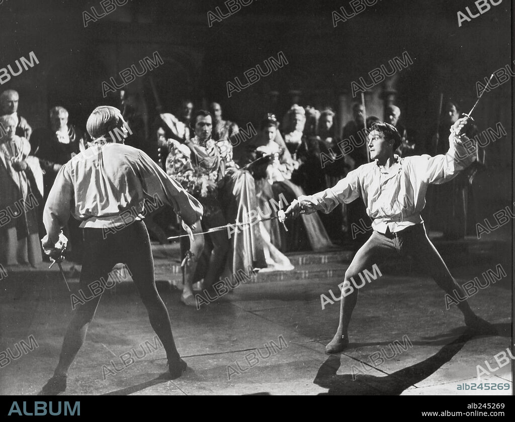 LAURENCE OLIVIER and TERENCE MORGAN in HAMLET, 1948, directed by LAURENCE OLIVIER. Copyright TWO CITIES/RANK.