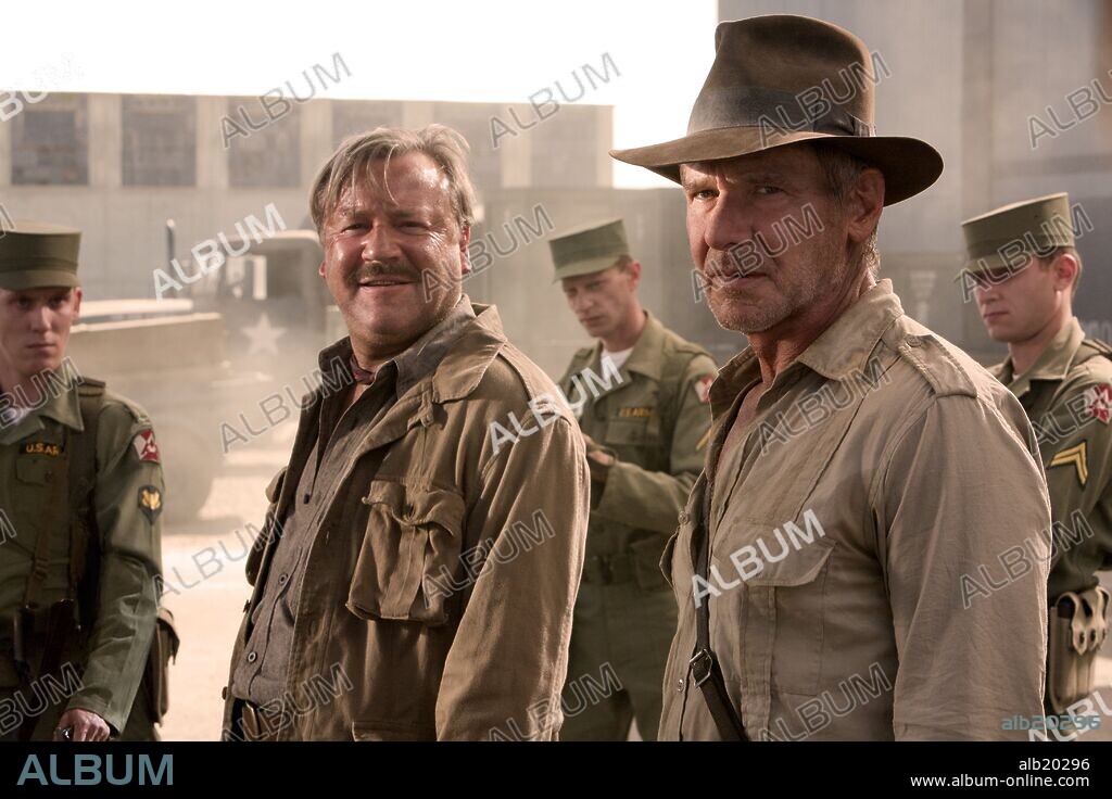 HARRISON FORD and RAY WINSTONE in INDIANA JONES AND THE KINGDOM OF THE CRYSTAL SKULL, 2008, directed by STEVEN SPIELBERG. Copyright PARAMOUNT PICTURES/LUCASFILM/AMBLIN ENTERTAINMENT/SANTO DOMI / JAMES, DAVID.