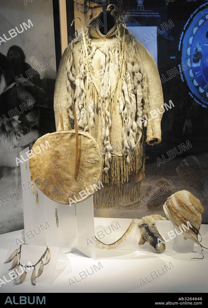 Distintos trajes y objetos relacionados con los "Angakoq", chamanes Inuits. Se utilizaban tambores y batas para llamar a los espíritos. La tela y pieles sobre sus ropas era signo de importancia del chamán. Exposición de vestimentas y objetos esquimales. Museo de Historia (Historical Museum). Oslo. Noruega.