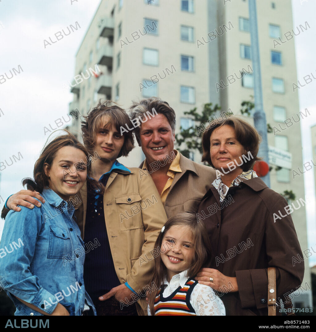 FAMILJEN EKBLADH TV-serie av Ittla Frodi och Lars-Erik Liedholm i regi av Sven Lindberg. Mamma - Inga Landgré Pappa - Åke Lindström Katarina - Yvonne Jodelsohn Sten - Erik Trägårdh Monica - Anita Jodelsohn Sänt första gången 1971-09-18. Liknande bild publ i RiR 39/71, omslag. CD557 persons: YVONNE JODELSOHN;ANITA JODELSOHN;ERIK TRÄGÅRDH;ÅKE LINDSTRÖM;INGA LANDGRÉ sites: SVERIGE.