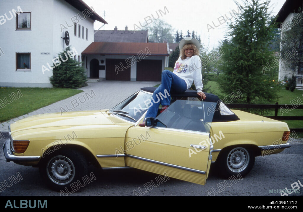 German actress Christiane Ruecker with a Mercedes Benz 380 SL convertible, Germany 1980s.