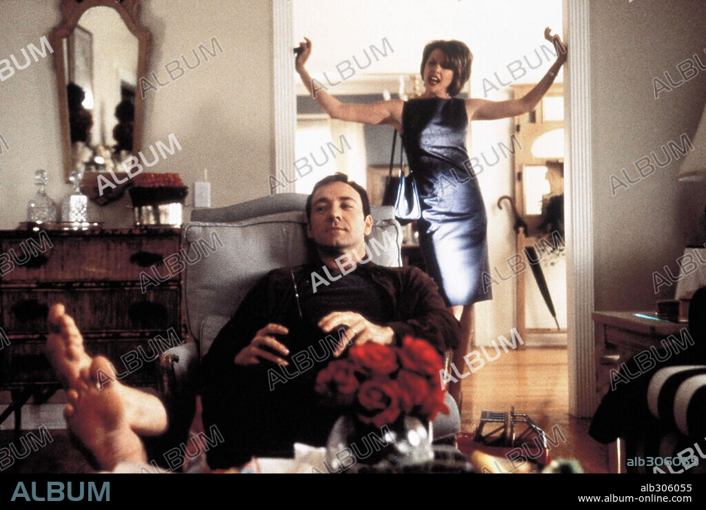 ANNETTE BENING et KEVIN SPACEY dans AMERICAN BEAUTY, 1999, réalisé par SAM MENDES. Copyright TM & DREAMWORKS / SEBASTIAN, LOREY.