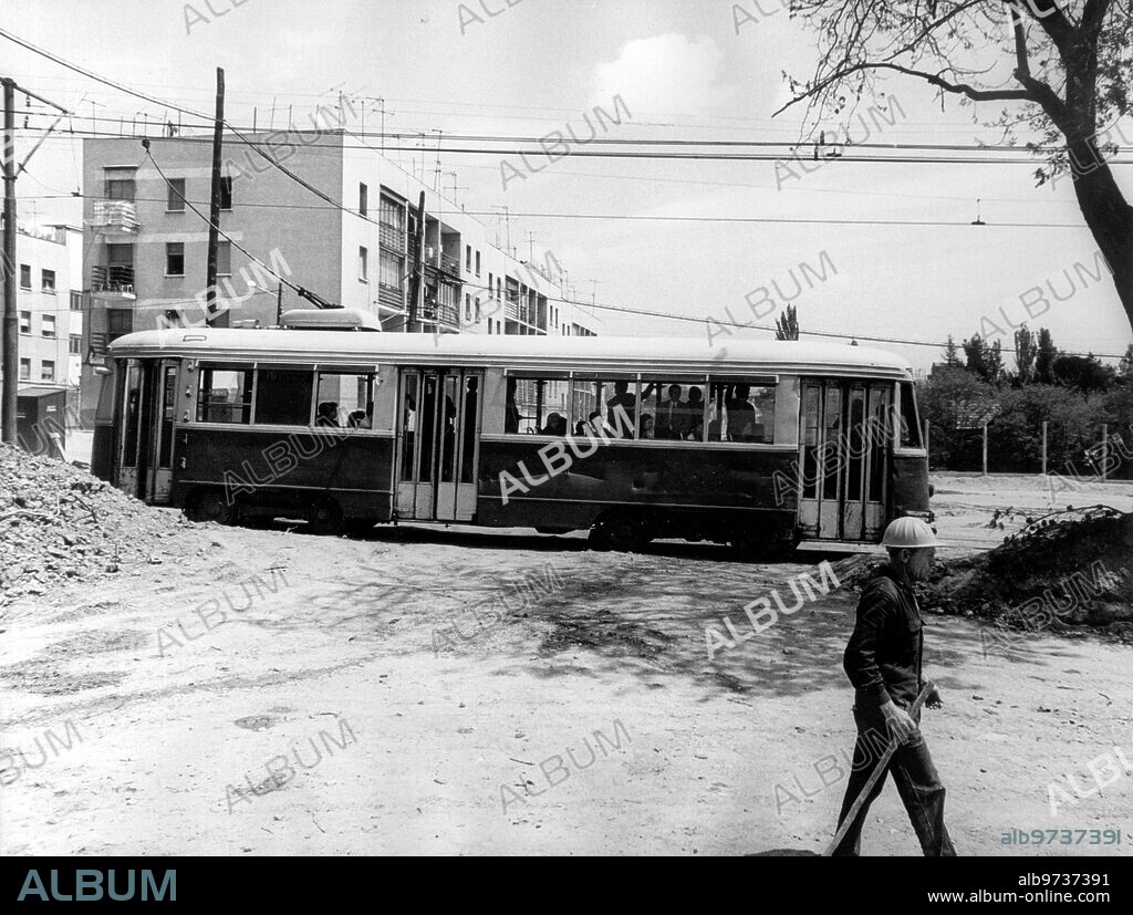 10 mayo 1972. Uno de los Últimos Tranvías de Madrid. El número 70, de plaza castilla A san Blas, Pasando por Arturo Soria.