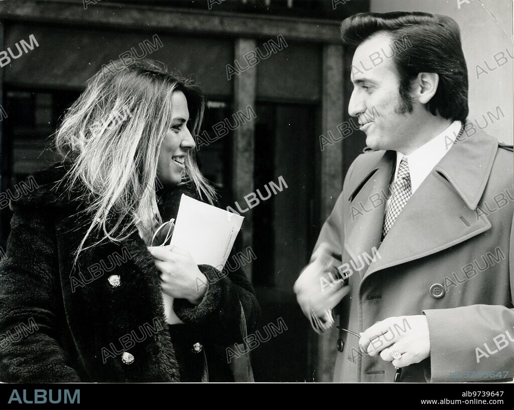 24 abril 1972. Manolo Escobar conversando con la periodista de ABC, Pilar Trenas.