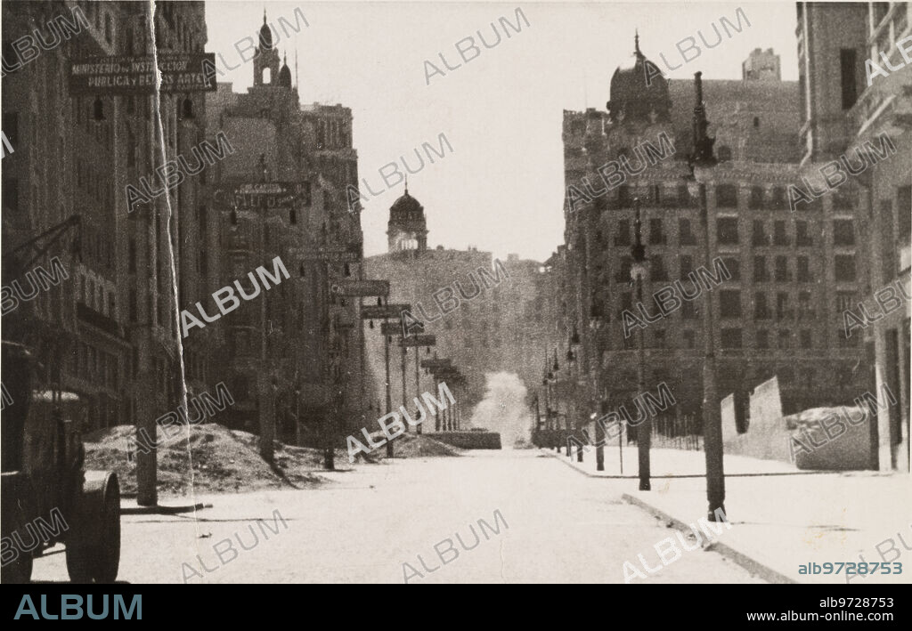 Madrid, 30/5/1937. Un obús estalla en la Gran Vía madrileña, conocida popularmente durante la contienda como  «Avenida de los obuses» o «del Quince y Medio» (el calibre usual de los proyectiles).