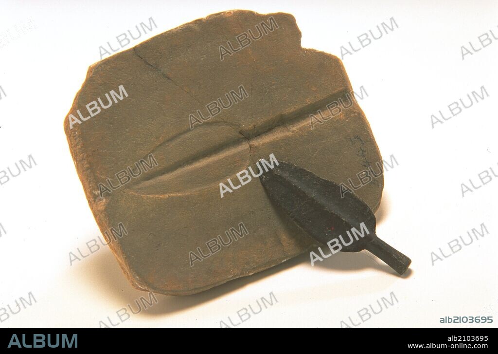 MOLDE DE FLECHA Y PUNTA DE FLECHA TIPO PALMELA. EDAD DEL BRONCE CAMPOS DE URNAS S VII a.C. (DEPOSITO: MUSEO ARQUEOLOGICO NACIONAL).