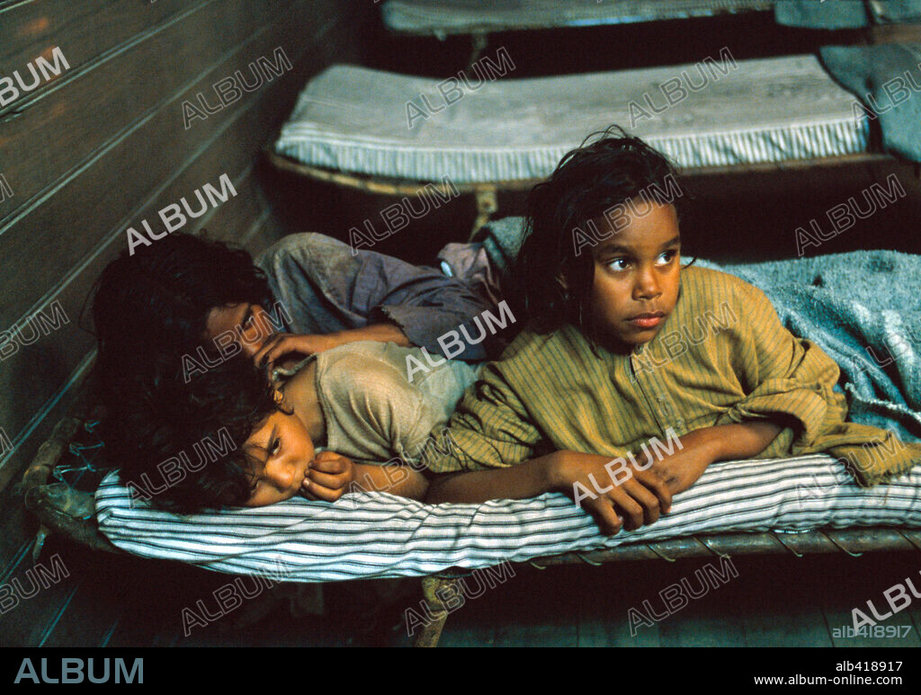 GENERACIÓN ROBADA, 2002 (RABBIT-PROOF FENCE), dirigida por PHILLIP NOYCE. Copyright RUMBARALA FILMS/OLSEN LEVY/HANWAY/AUSTRALIAN FILM FINANCE.