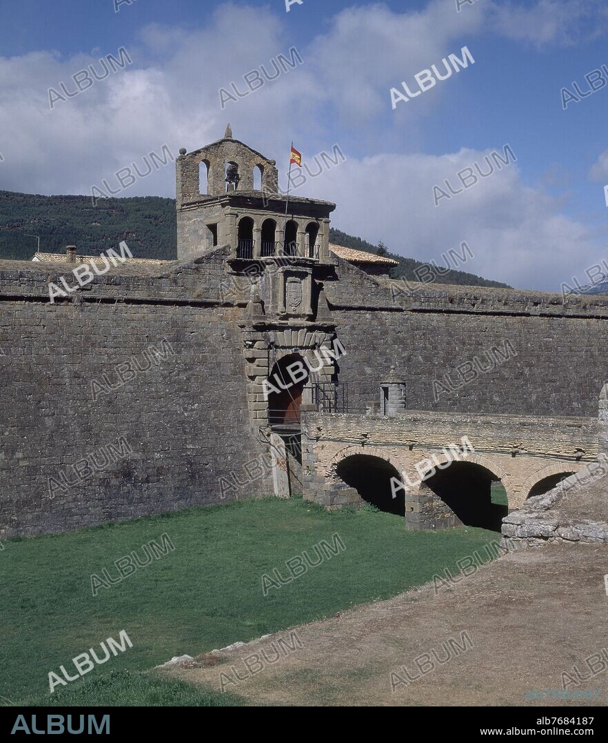 PUENTE Y PORTADA DEL CASTILLO DE SAN PEDRO - ESTILO HERRERIANO - CASTILLO INICIADO EN 1591.