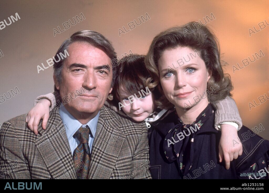 GREGORY PECK, HARVEY STEPHENS y LEE REMICK en LA PROFECÍA, 1976 (THE OMEN), dirigida por RICHARD DONNER. Copyright 20TH CENTURY FOX.