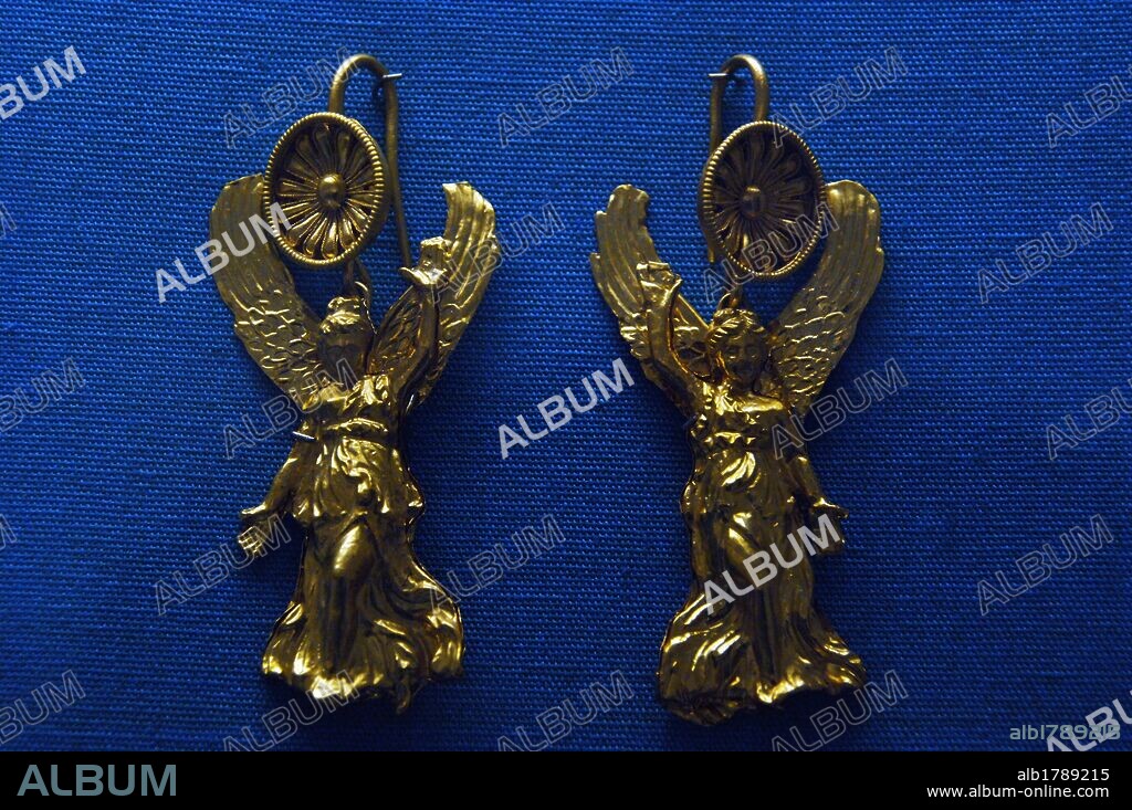 ARTE GRIEGO. EPOCA HELENISTICA. S. IV-III a. C. PENDIENTES EN FORMA DE NIKE. Oro. Proceden de las cercanías de Bolsena. Museo Británico. Londres. Inglaterra. Reino Unido.