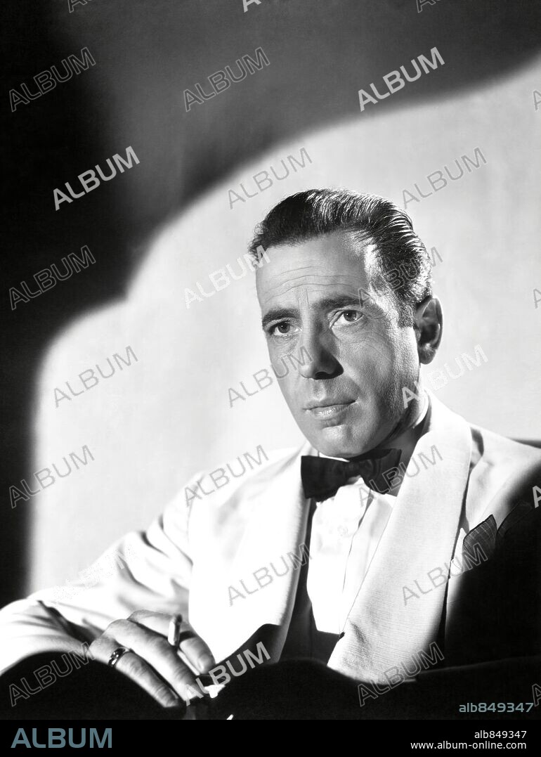 HUMPHREY BOGART en CASABLANCA, 1942, dirigida por MICHAEL CURTIZ. Copyright WARNER BROTHERS.