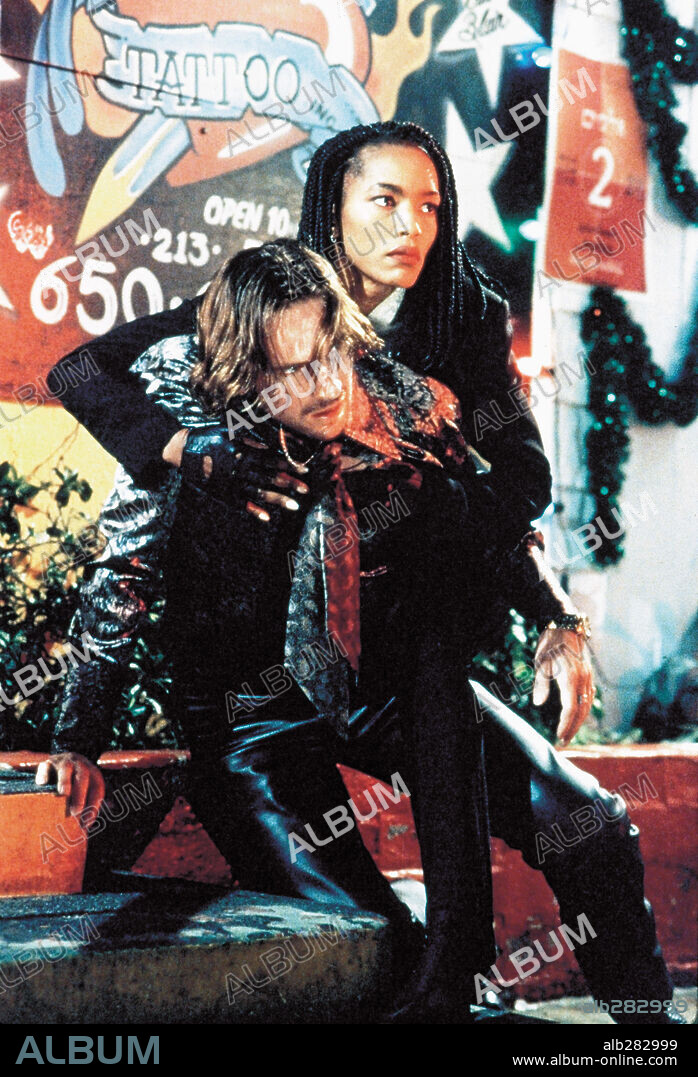 ANGELA BASSETT y RALPH FIENNES en DÍAS EXTRAÑOS, 1995 (STRANGE DAYS), dirigida por KATHERINE BIGELOW. Copyright 20TH CENTURY FOX.