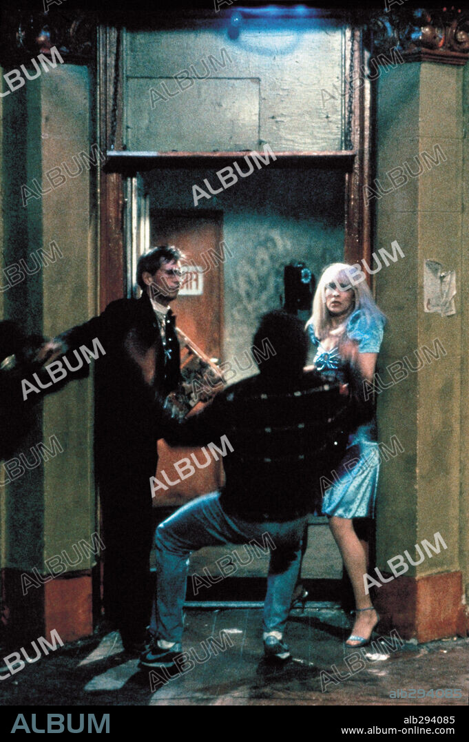 ANTHONY PERKINS y KATHLEEN TURNER en LA PASIÓN DE CHINA BLUE, 1984 (CRIMES OF PASSION), dirigida por KEN RUSSELL. Copyright NEW WORLD INTERNATIONAL.