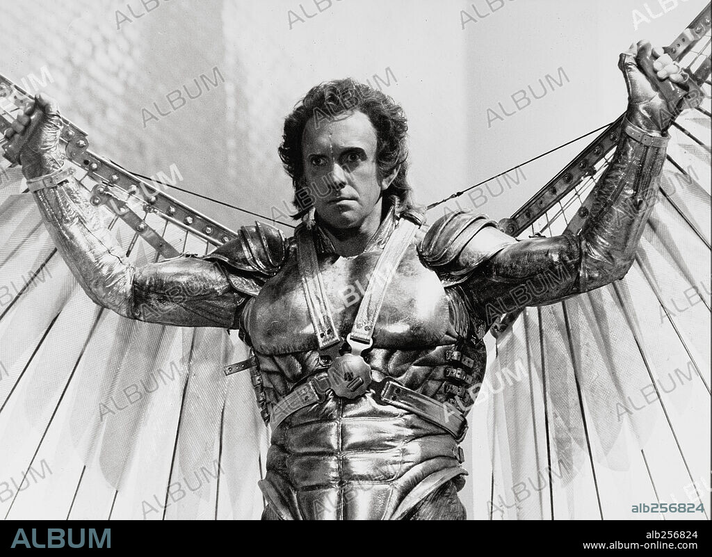 JONATHAN PRYCE en BRAZIL, 1985, dirigida por TERRY GILLIAM. Copyright 20TH CENTURY FOX.