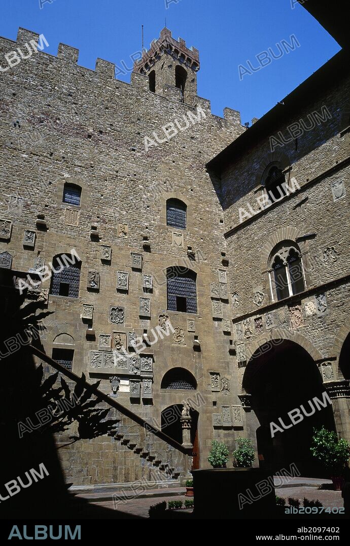 ITALIA. FLORENCIA. Vista del PATIO del"BARGELLO", edificio civil medieval construido en 1255. En el siglo XVI sirvió de residencia del jefe de policía y de cárcel. En el patio tenían lugar las ejecuciones. La Toscana.