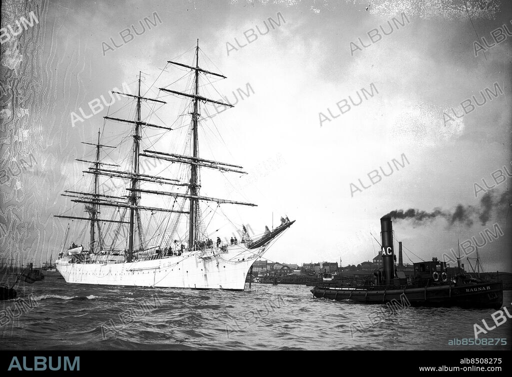 Göteborg 12 september 1924. Segelfartyget af Chapman bogseras ut från Göteborgs Hamn. *** Local Caption *** GT. KAMERAREPORTAGE.