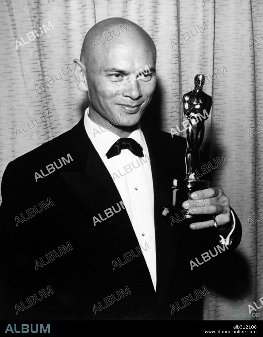 YUL BRYNNER. 29ª Edición de los Premios Oscar / 1957. 
Yul Brynner premiado como mejor actor por "El rey y yo". 1957