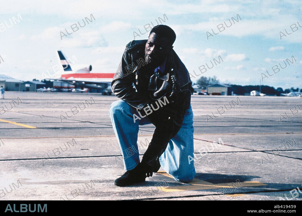 WESLEY SNIPES in PASSENGER 57, 1992, directed by KEVIN HOOKS. Copyright WARNER BROTHERS.