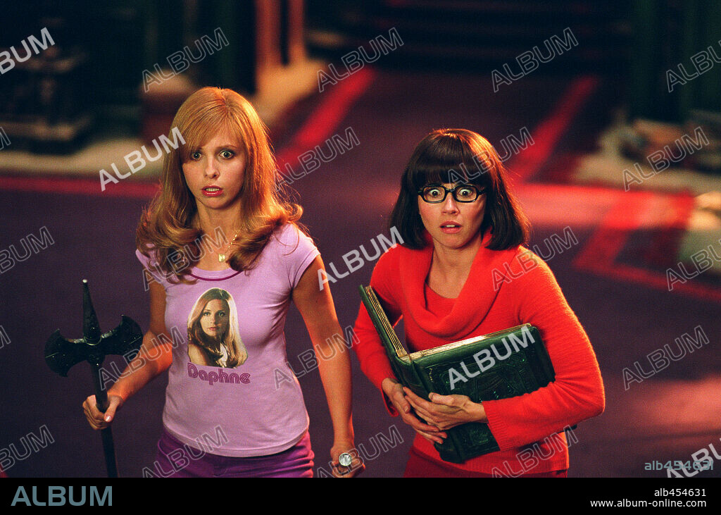 LINDA CARDELLINI and SARAH MICHELLE GELLAR in SCOOBY-DOO 2: MONSTERS UNLEASHED, 2004, directed by RAJA GOSNELL. Copyright WARNER BROS. PICTURES.