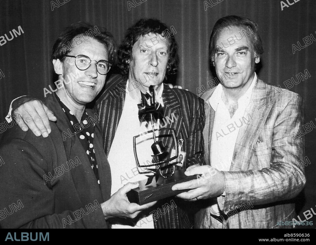 Montreux 1989-05-13. Hans Wiktorsson - Lasse Brandeby och tv-chefen Steen Priwin i samband med tv-festival i Montreux med anledning av att programmet Kurt Olssons televison blev vinnare av Montreux stads pris *** Local Caption *** GP Foto: Johan Davéus. ROGER GRANAT.