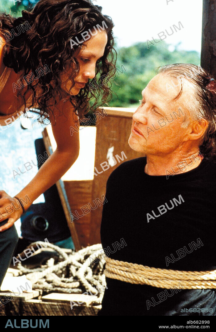 JENNIFER LOPEZ y JON VOIGHT en ANACONDA, 1997, dirigida por LUIS LLOSA. Copyright COLUMBIA TRISTAR / REDIN, VAN.