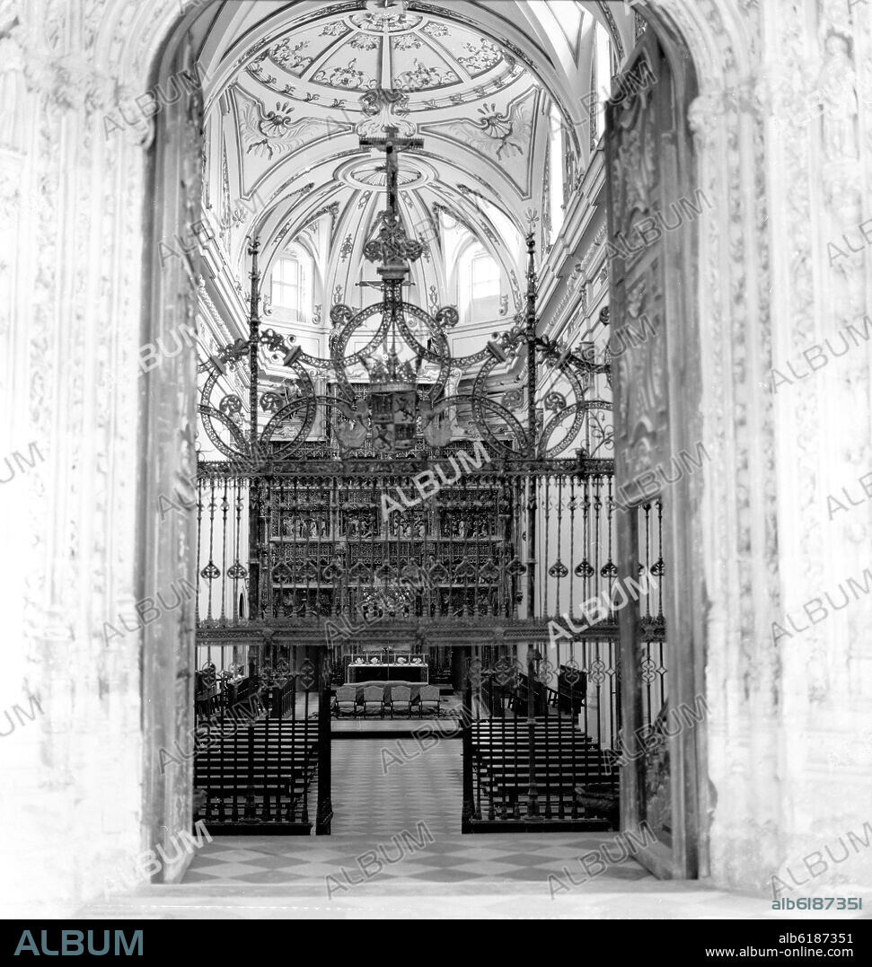 FRAY FRANCISCO DE SALAMANCA. REJA GOTICA EN EL INTERIOR DE LA IGLESIA REALIZADA ENTRE 1491 Y 1492 - HIERRO FORJADO Y POLICROMADO - FOTOGRAFIA EN BLANCO Y NEGRO - AÑOS 60.