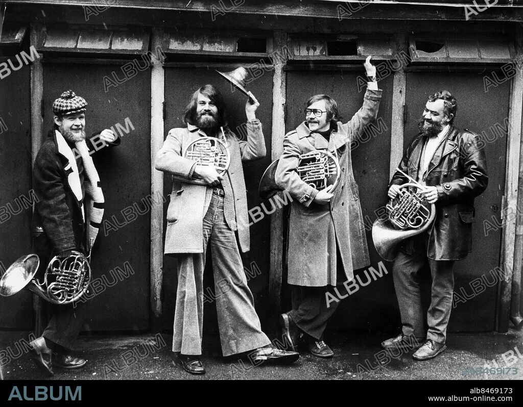 Göteborg 1973-03-02. Nu har de bestämt sig för ett namn. Jan Ericsson, Dan Hjalmarson, Hans Ullbrandt och Willem Fock ska hädanefter kalla sig The Hornblowers *** Local Caption *** GP Foto: Lars Söderbom. KAMERAREPORTAGE.