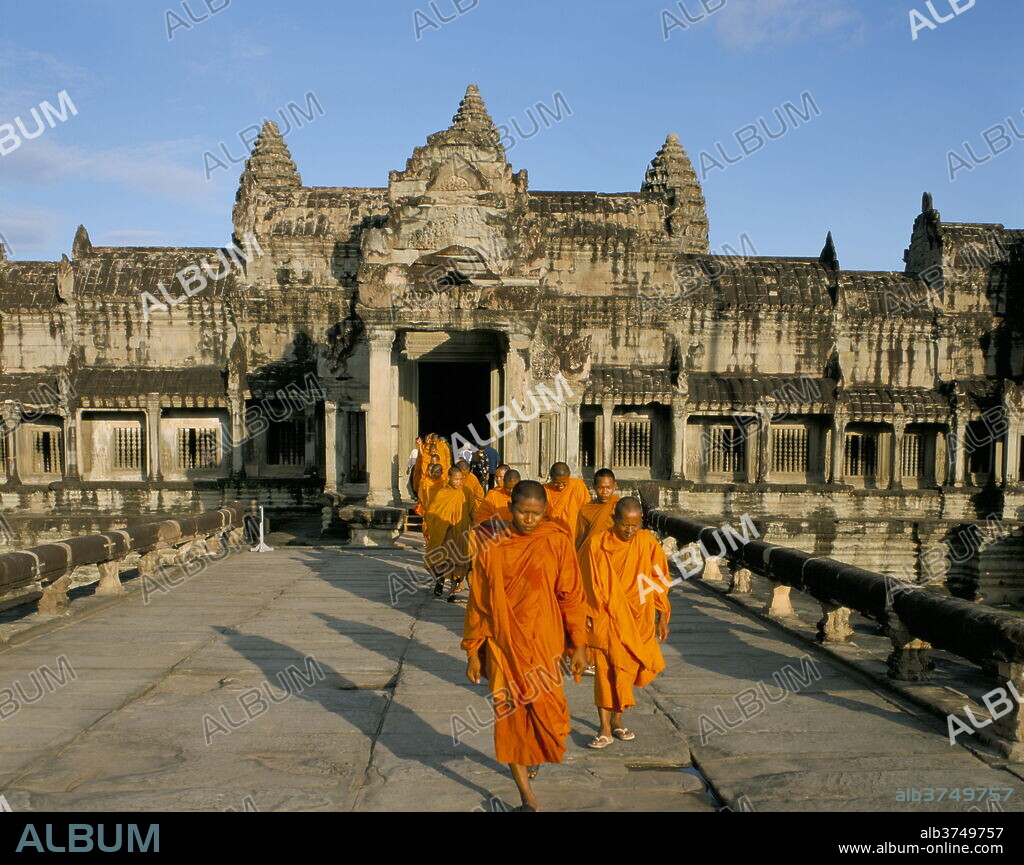 Buddhist monks in saffron robes, Angkor Wat, Angkor, UNESCO World Heritage Site, Siem Reap, Cambodia, Indochina, Southeast Asia, Asia.