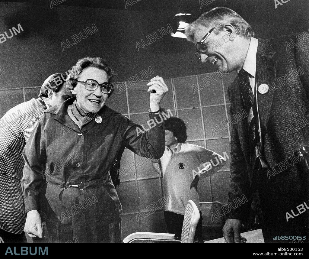 STOCKHOLM 1980-03-21. Socialdemokratiska kärnkraftsdebattörerna Ulla Lindström företrädare för linje 3 och Rune Molin företrädare för Linje 2 efter TV-debatten inför folkomröstningen om kärnkraften. Ulla Hötte med näven och sa - Jag tänker inte ta dig hand förrän på måndag. Foto: Jan Delden / EXP / TT / Kod: 10. **AFTONBLADET OUT**.