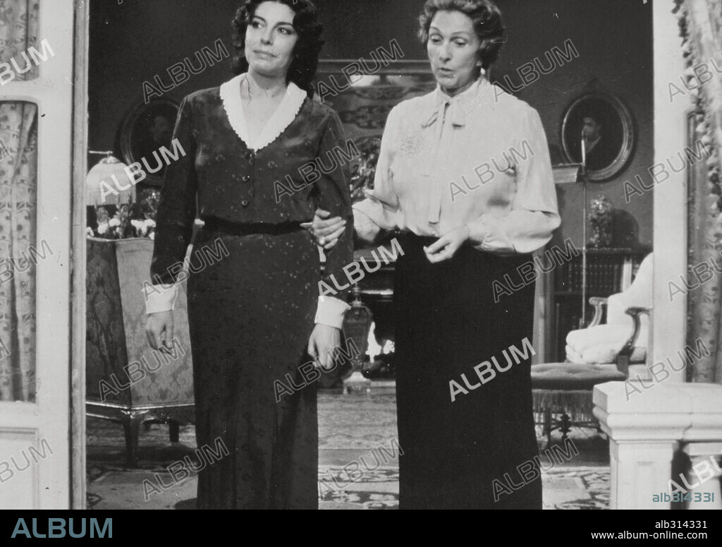 AMPARO RIVELLES et CHARO LOPEZ dans GOZOS Y LAS SOMBRAS, LOS-TV, 1981, réalisé par RAFAEL MORENO ALBA. Copyright TVE.