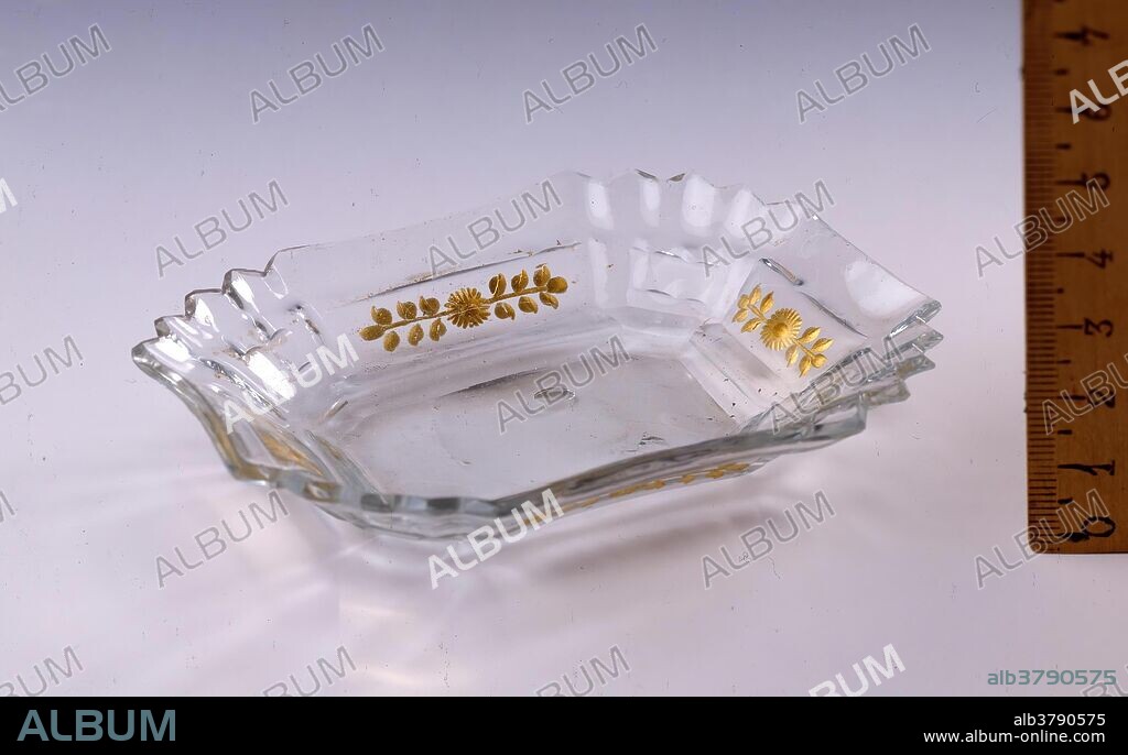 REAL FÁBRICA DE CRISTALES DE LA GRANJA DE SAN ILDEFONSO. Real Fábrica de Cristales de la Granja de San Ildefonso / 'Bandeja de cristal'. Siglo XVIII. Vidrio, 1,5 x 10,5 cm.