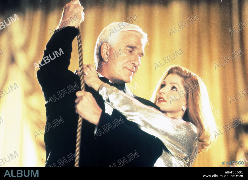LESLIE NIELSEN and PRISCILLA PRESLEY in NAKED GUN 33 1/3: THE FINAL INSULT, 1994, directed by PETER SEGAL. Copyright PARAMOUNT PICTURES / PHILLIPS, RON.