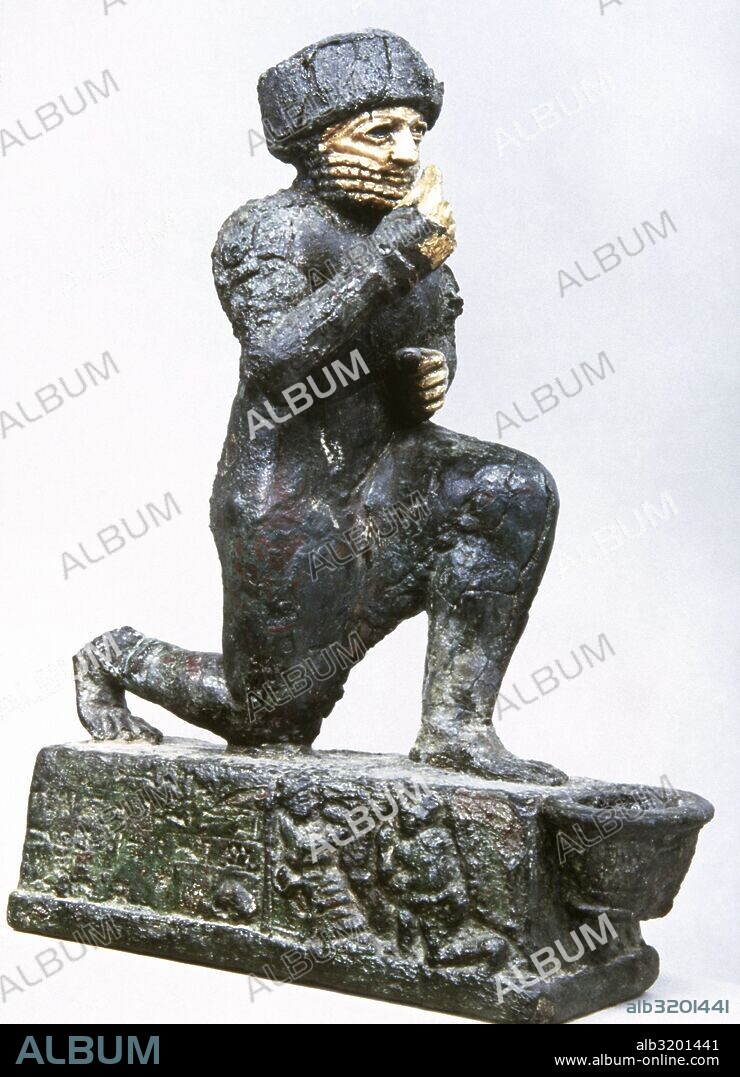 ARTE MESOPOTAMICO. ASIRIO-BABILONICO. "ORANTE" (1760 a. C.). Estatua de LU-NANNAR arrodillado rezando al dios Amurru (siglo XVIII a. C.). Escultura realizada en bronce y oro. En la base hay una inscripción en lengua sumeria y la figura de un carnero. Lu-Nannar dedicó su estatua al rey Hammurabi. Autor anónimo. Procede de Larsa. Museo del Louvre. París. Francia.