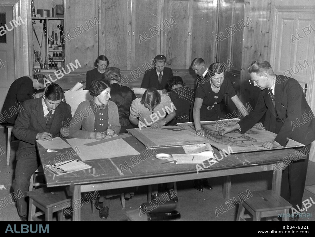 GÖTEBORG 1937-01-13.. Unga män och kvinnor går tydligen på kurs och det handlar om teckning - teckningskurs, målarkurs. *** Local Caption *** GT Låda 1937-jan-01 Foto: Kamerareportage / TT / Kod: 2524.
