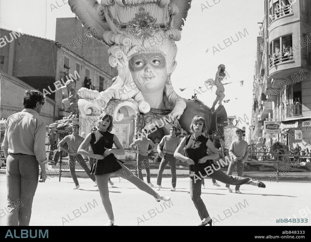 EMILIA BAYONA (MILI) et PILAR BAYONA (PILI) dans AGÁCHATE, QUE DISPARAN, 1969. Copyright CIRE FILMS.