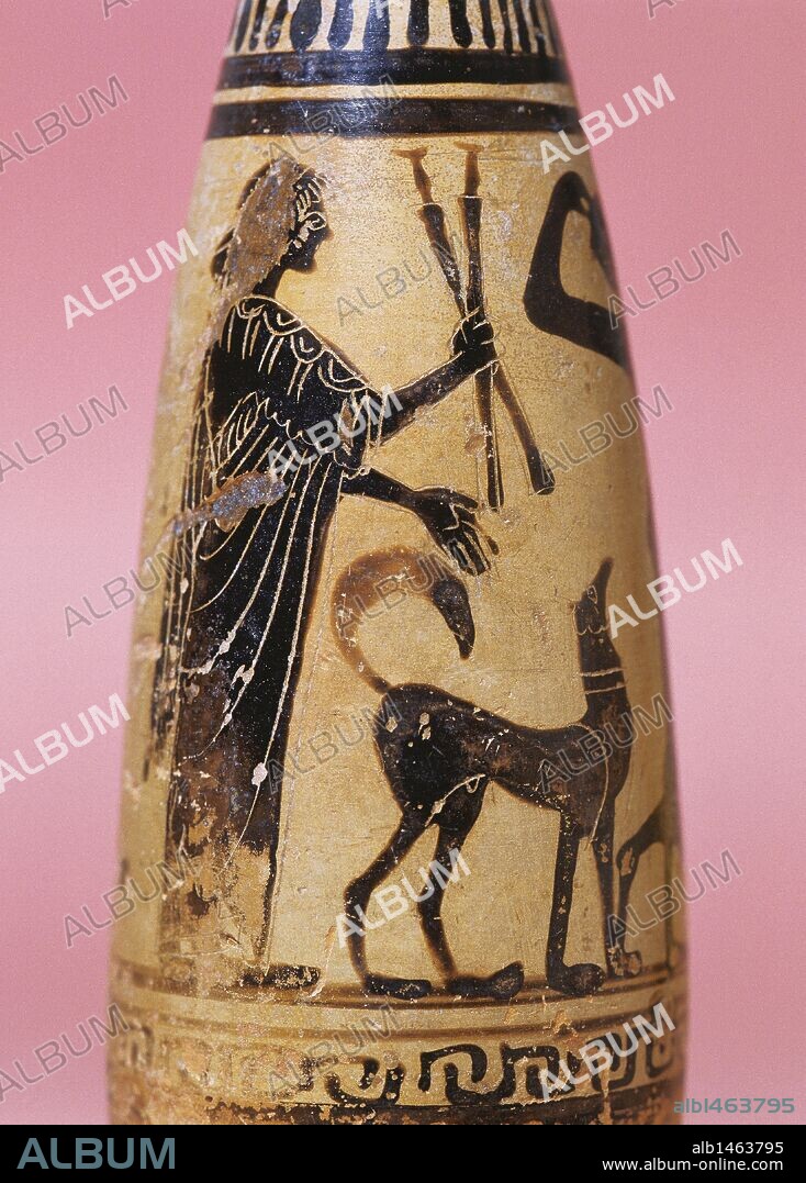 ALABASTRA. Objeto vinculado al mundo femenino, usado para perfumes. Figuras negras con fondo blanco. Detalle de una dama con perro. Epoca Arcáica. Siglo VI a. C. Pieza procedente de la colonia griega de Empuries. Provincia de Girona. Museo Arqueológico de Girona. Cataluña.