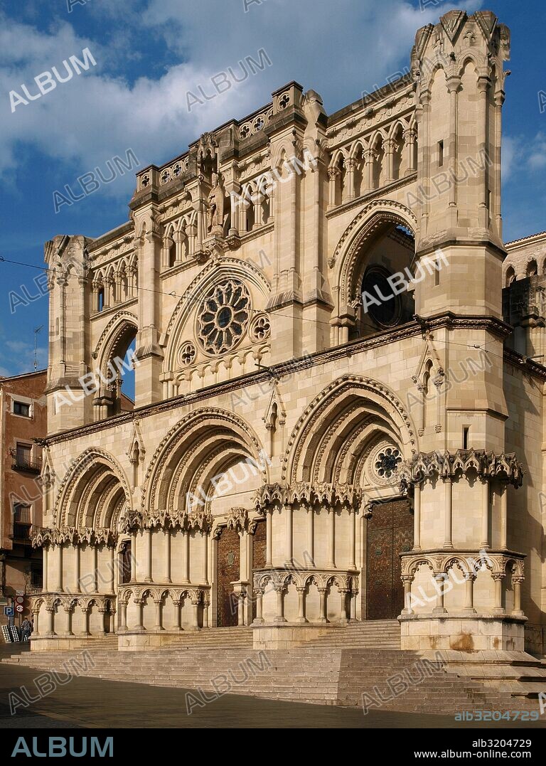 CATEDRAL DE SANTA MARIA Y SAN JULIAN  O CATEDRAL DE NUESTRA SEÑORA DE GRACIA. FACHADA PRINCIPAL.  CUENCA, ESPAÑA.
