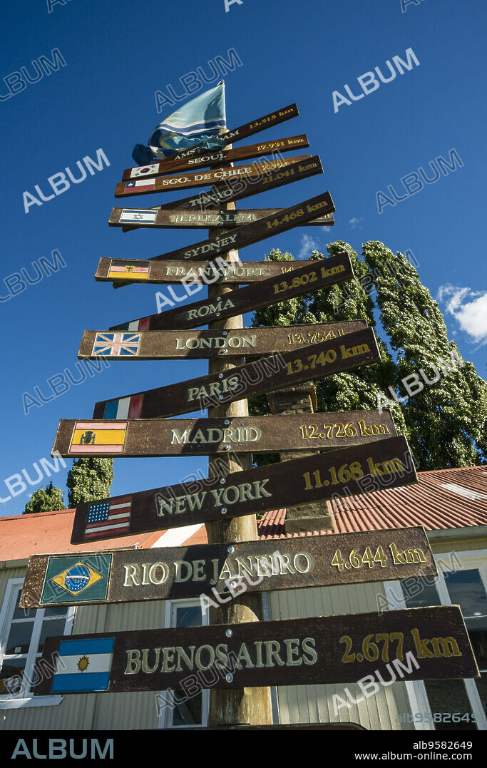 poste con distancias kilometricas a las capitales del mundo, La Leona ,paraje en la región de la Patagonia, en el Departamento Lago Argentino; Provincia de Santa Cruz;uta Nacional 40, republica Argentina,Patagonia, cono sur, South America.