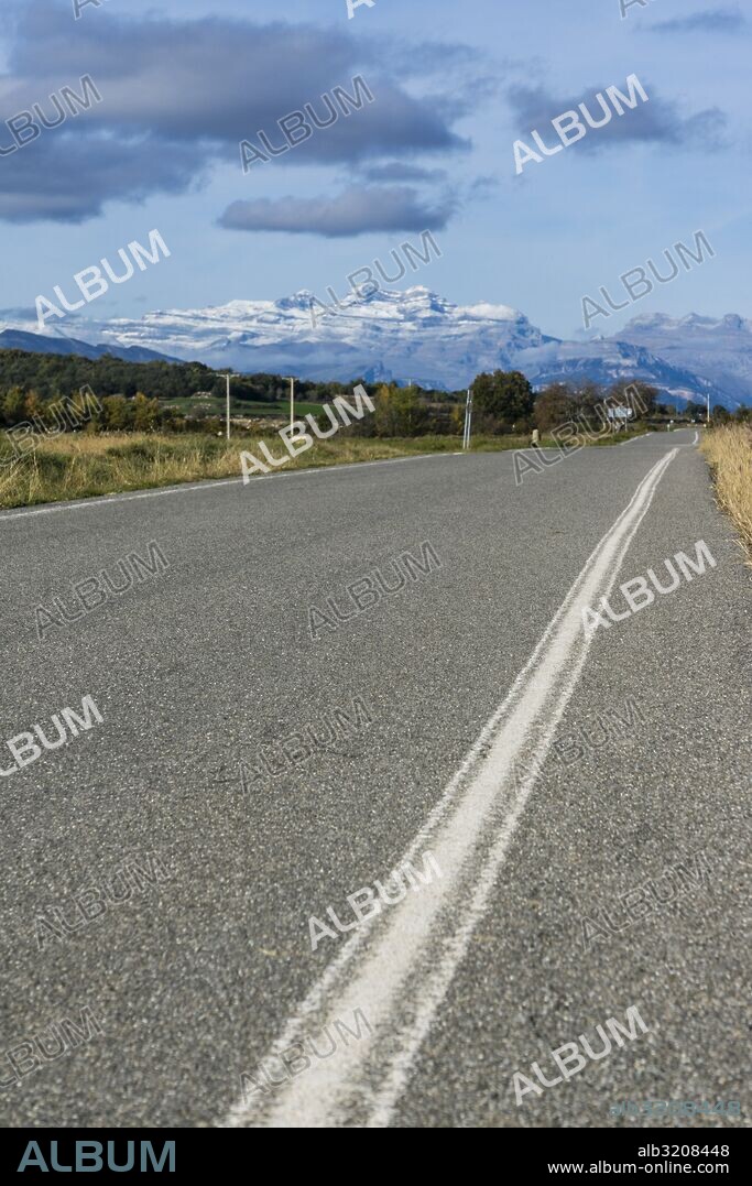 Las Tres Sorores ,Treserols,  Picos de Monte Perdido (3.355 m), Cilindro (3.328 m) y Añisclo (3.263 m) llamado también, este último, Soum de Ramond, Parque nacional de Ordesa y Monte Perdido, pueblo de Guaso,Provincia de Huesca, Comunidad Autónoma de Aragón, cordillera de los Pirineos, Spain, europe.