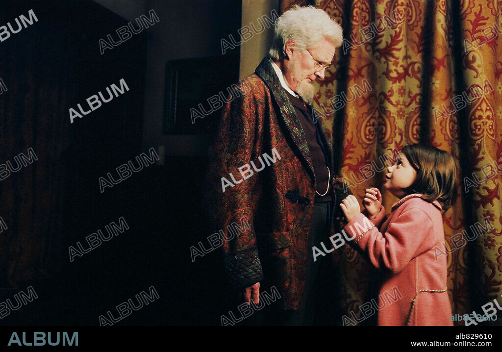 GEORGIE HENLEY and JIM BROADBENT in CHRONICLES OF NARNIA: THE LION, THE WITCH AND THE WARDROBE, THE, 2005, directed by ANDREW ADAMSON. Copyright WALT DISNEY PICTURES / VINET, PIERRE.