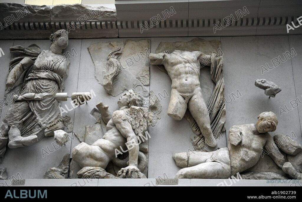 ARTE GRIEGO-HELENISTICO. ASIA MENOR. "ALTAR DE ZEUS O ALTAR DE PERGAMO". Mármol y piedra caliza. Fue construído por orden de Eumenes II Sóter (197-159 a. C.), entre los años 164 y 156 a. C. Los relieves fueron realizados por artistas de la escuela de Pérgamo, en estilo barroco helénico. GIGANTOMAQUIA. FRISO ORIENTAL o FRISO ESTE. Lucha entre LETO, EL TITAN TICIO, APOLO Y EL TITAN AFIALTES". Museo de Pérgamo (Isla de los Museos). Berlín. Alemania. Europa.